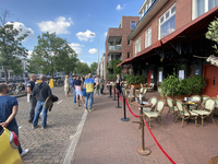 904956 Gezicht op het terras van café Orloff aan de Kade (Oosterkade 18) te Utrecht, met gedoseerde toelating als ...